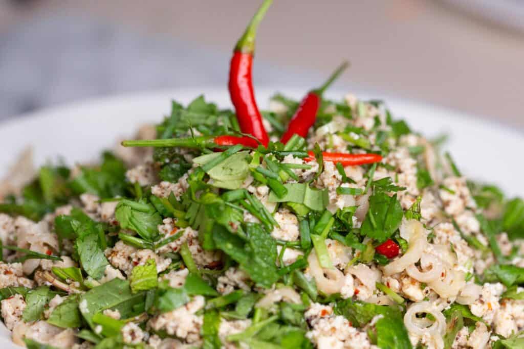 Comment Faire une Recette Authentique de Larb Gai au Poulet (Salade de